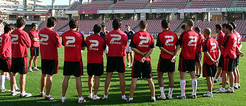 Pedro Braojos reunió a toda la plantilla en el primer entreno (GRANADACF.ES)