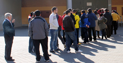 Largas colas para hacerse con una entrada para el próximo sábado
