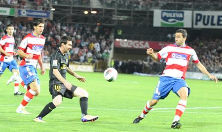 Íñigo López y Diego Mainz intentan parar a Messi en Los Cármenes. (BALDOMERO)