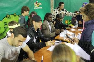 Los jugadores del Granada durante una firma de autógrafos 