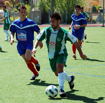 Antonio Raúl disputando el esférico ante los jugadores del Monachil (BENJAMÍN MORALES)