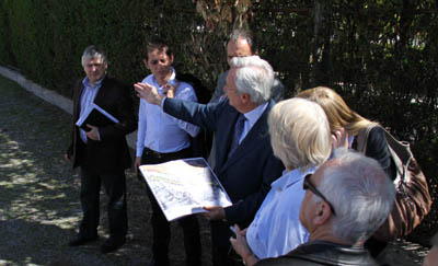 La delegación visita los paseos universitarios