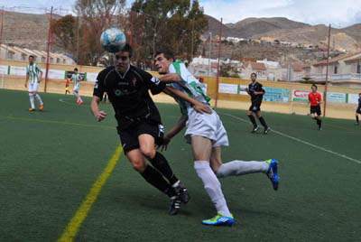 Adri lucha con un jugador almeriense