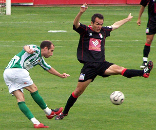 Suárez en una acción ante el Betis B de la pasada temporada