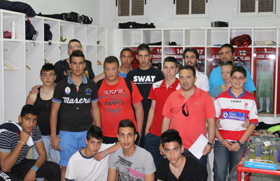 Los alumnos posan en el vestuario del Granada