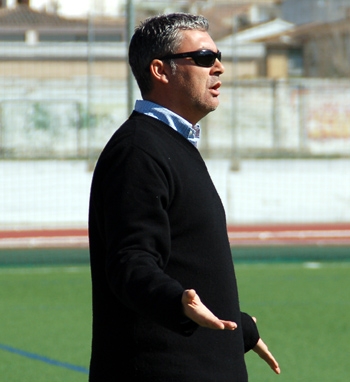 Joseba Aguado dando instrucciones a sus jugadores desde la banda