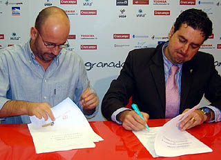 Un momento de la firma del acuerdo entre ambas fundaciones
