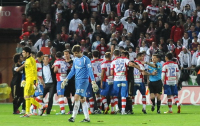Clos Gómez fue increpado por los jugadores del Granada 