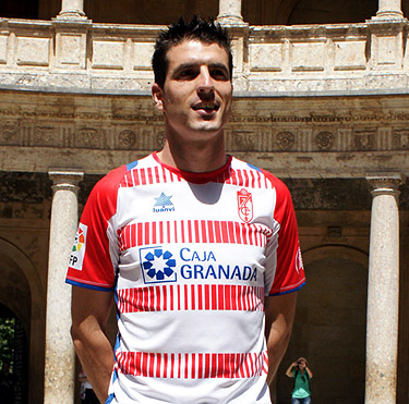 Lucena posa con la primera equipación de la temporada 2012/13 (JOSÉ VELASCO)