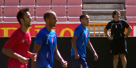 Anquela observa la evolución de sus jugadores durante el partido de entrenamiento de ayer (GRJ)