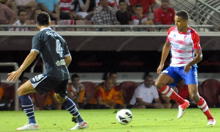 El Arabi encara a un rival en el partido ante el Sevilla. (BALDOMERO)