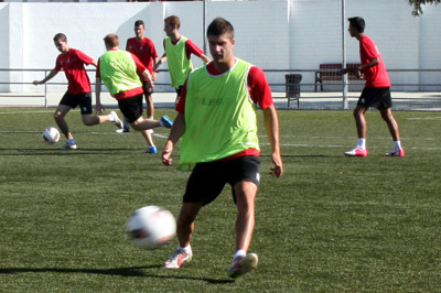 El filial rojiblanco recibirá en el campo de la Federación al Huétor Tájar