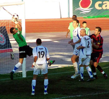 Ávila despeja el balón por arriba tras un saque de esquina (GRJ)