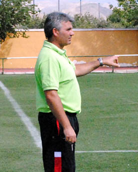 Luis Navarro ordenando a sus jugadores desde la banda