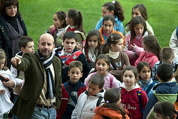 Martín Domingo junto a los escolares de Montejícar (GCF)