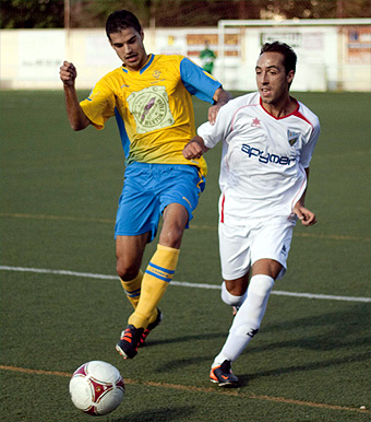 Manu Daza en una jugada con un rival (PUNTOPENALTI.COM)