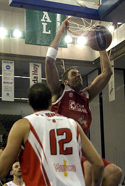 Gutiérrez se cuelga del aro (PACO AYALA) Gutiérrez se cuelga del aro (PACO AYALA)
