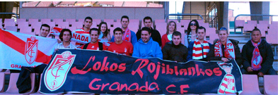 Integrantes de la peña posan el el estadio de Los Cármenes