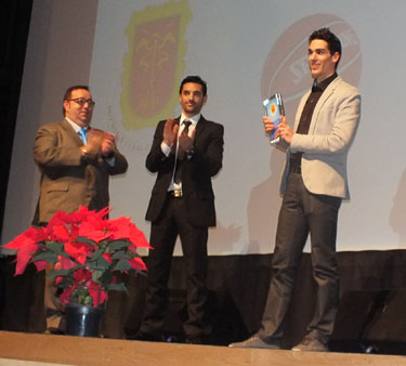 Amezcua recibiendo su galardón 