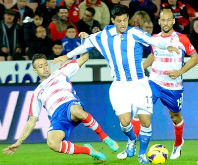 El empate ante la Real saca Sociedad al Granada del descenso. (BALDOMERO)