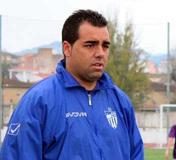 Germán Crespo sigue a su equipo desde la banda (J. M. ROMERO)