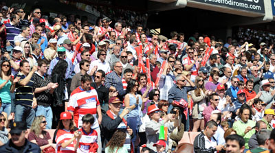 La afición rojiblanca prácticamente llena Los Cármenes 