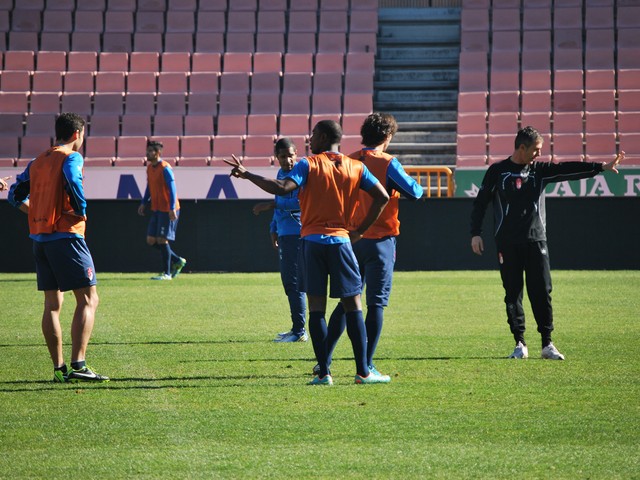 Lucas Alcaraz corrige a sus jugadores durante el entrenamiento (I. CORDERO)