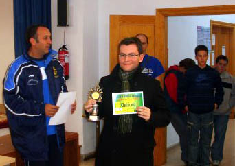 Francisco Jiménez recogiendo su trofeo de campeón (GRJ) Francisco Jiménez recogiendo su trofeo de campeón (GRJ)
