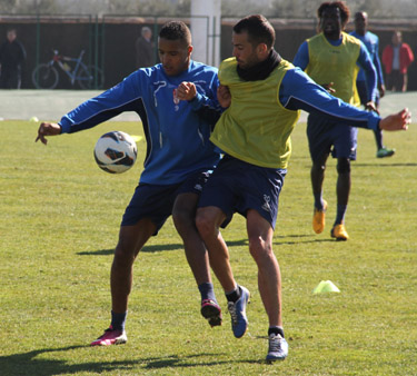 El Arabi y Borja disputan un balón durante un entrenamiento