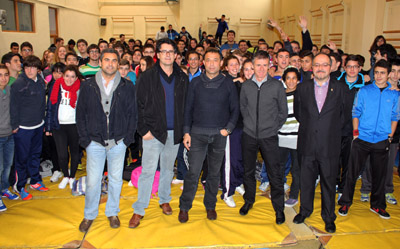 Alcaraz junto a los docentes y alumnos del Alba Longa 