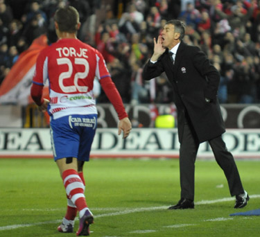 Alcaraz da instrucciones desde la banda 