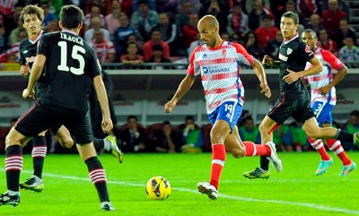 Mikel Rico conduce el balón en el partido de la primera vuelta. (BALDOMERO)