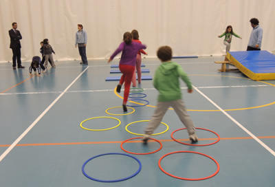 Granados observa a los niños practicando gimnasia deportiva 