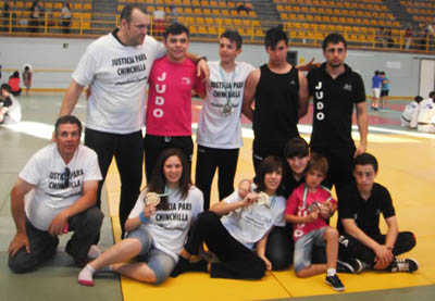 Los integrantes del Club de Judo Chinchilla posan con sus medallas 