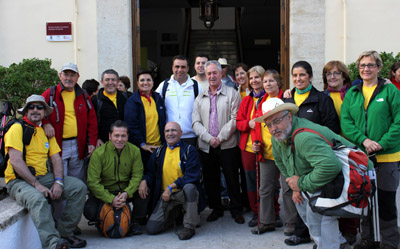 Francisco Rodríguez junto a algunos de los senderistas 