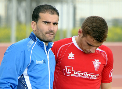 Sergio Gómez, a la izquierda, abandona el Maracena (LÁZARO)