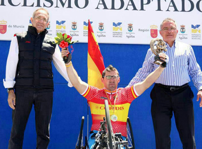 Rojas recibiendo uno de sus trofeos 