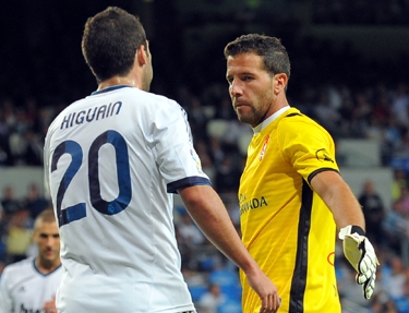 Toño saluda a Higuain en el encuentro jugado en el Bernabéu (BALDOMERO)