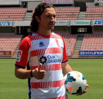 Iturra, durante su presentación oficial en Los Cármenes (ROMERO)