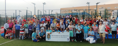 Foto final de los participantes en la liga para discapacitados 