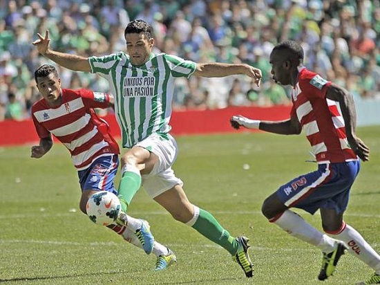 Murillo y Nyom tratan de impedir el avance de Jorge Molina (TERRA)