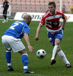 Vicente en una acción ante el Racing Portuense