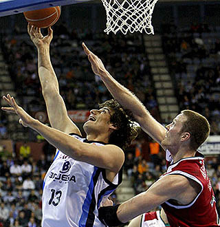 Curtis Borchardt junto a Doblas en el rebote (ACBMEDIA)