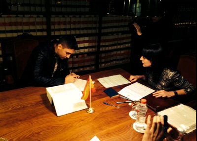 Siqueira firmando los documentos que acreditan su nacionalidad española (LUIS MORA)