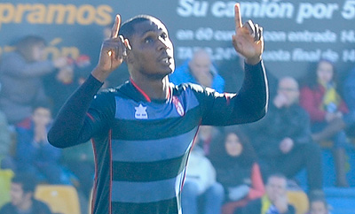 Ighalo celebra uno de los dos goles ante el Alcorcón (JOSÉ M. BALDOMERO)