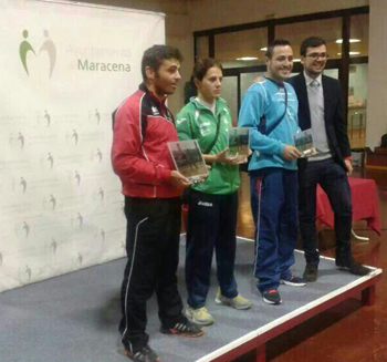 Los entrenadores reciben los trofeos 