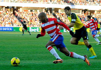 Brahimi conduce en balón en el partido contra el Sevilla (BALDOMERO)
