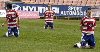 Los jugadores protestaron antes del encuetro con la UD Melilla (PACO AYALA)