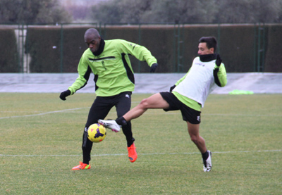 Nyom y Álvaro pugnan por un balón 