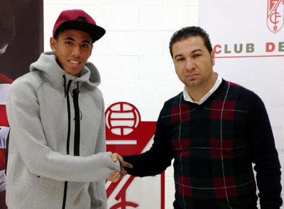 Sergio Peña y Cordero tras firmar el contrato (GRANADA CF)
